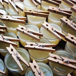 Čajové svíčky kam se podíváš 🤍. Vyrobené ze sójového vosku a bavlněného knotu, bez žádných škodlivých přísad 🖤. Dbáme na...